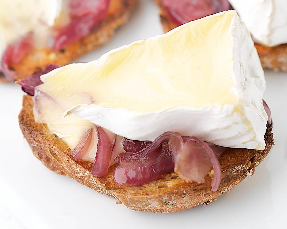 Mini broodje met camembert en rode ui