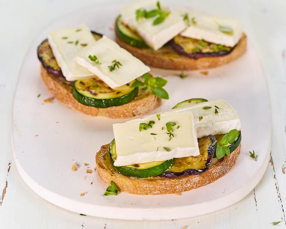 Toastje met brie en gegrilde groenten